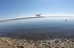 城會玩！加拿大男子成功用無人機釣到魚