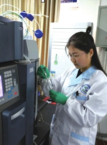 李潔：奮戰(zhàn)在一線(xiàn)的“食藥監(jiān)衛(wèi)士”（圖）