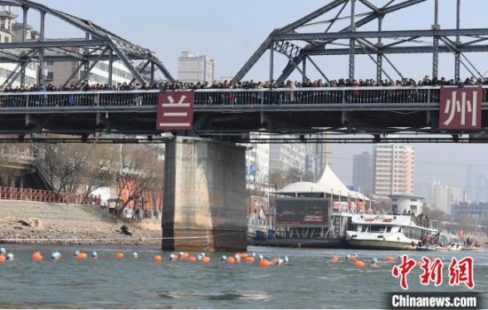 圖為活動(dòng)現(xiàn)場(chǎng)冬泳愛好者表演“漂游”?！钇G敏 攝