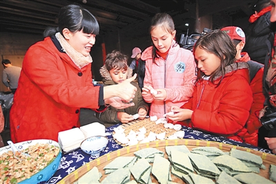 寧波百名外籍人士走進(jìn)前童古鎮(zhèn) 體驗?zāi)晡丁胺沁z”文化