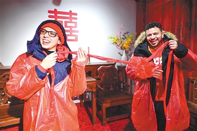 寧波百名外籍人士走進(jìn)前童古鎮(zhèn) 體驗?zāi)晡丁胺沁z”文化