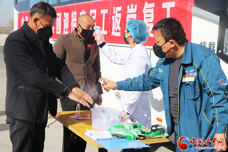 往返800多公里！中鐵二十一局二公司蘭州新區(qū)辦事處包車迎接農民工返崗復工（圖）