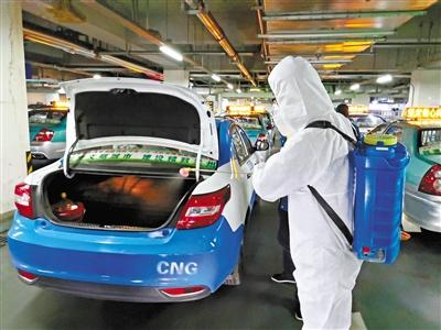 免費接送一線抗“疫”人員 蘭州奔馬雷鋒車隊，你們真棒！