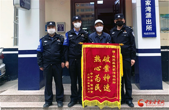 一男子蘭州街頭上演“碰瓷”實施詐騙被擒（圖）