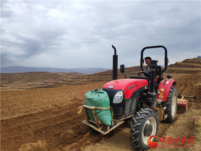 【甘肅省決戰(zhàn)決勝脫貧攻堅(jiān)】理事長(zhǎng)發(fā)明開行機(jī)  種植藥材更攢勁