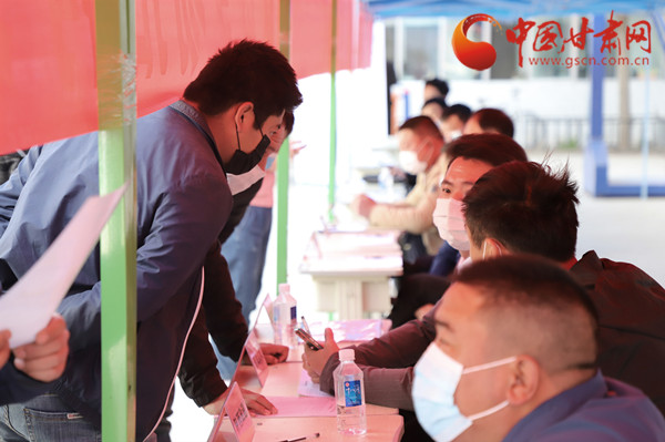 【甘肅省決戰(zhàn)決勝脫貧攻堅(jiān)】扶貧又扶志！把“就業(yè)大禮包”送到貧困戶家門口（圖）