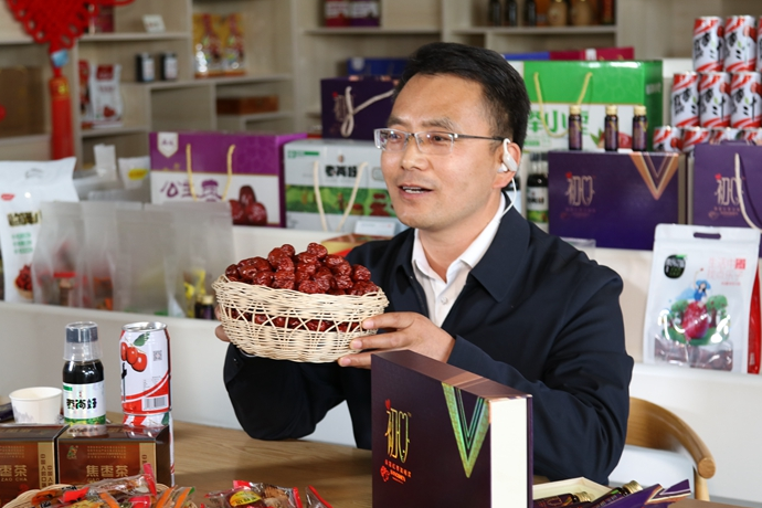 “縣長(zhǎng)直播天團(tuán)”唱響“甘貨春之聲”，售出近30種甘貨1萬(wàn)余件 開進(jìn)直播間的網(wǎng)絡(luò)扶貧博覽會(huì)，受百萬(wàn)網(wǎng)友點(diǎn)贊 