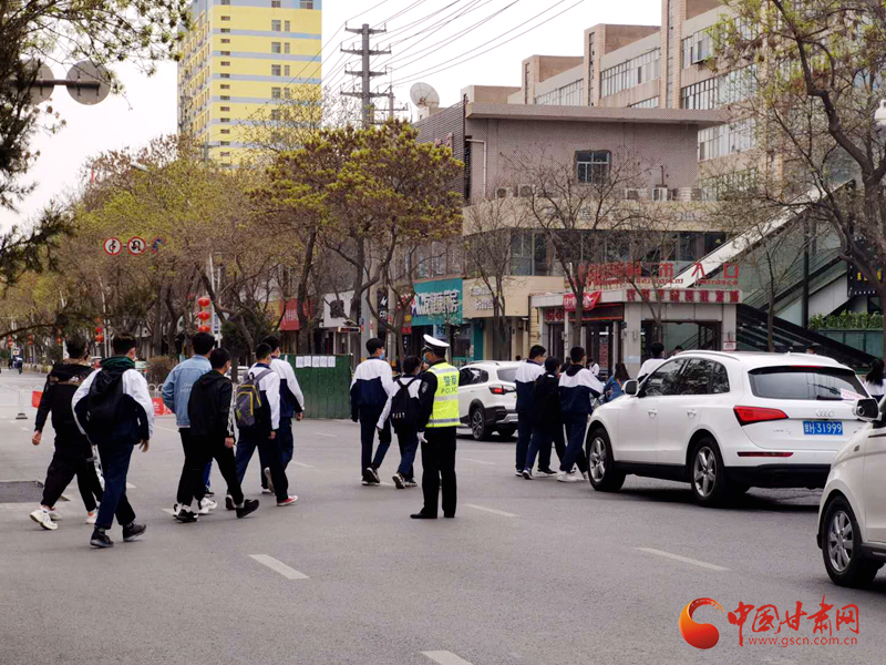 保駕護(hù)航！涼州公安交警“護(hù)學(xué)崗” 撐起“平安傘”