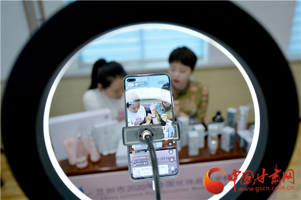 線上直播教你選購(gòu)化妝品 蘭州市七里河區(qū)開展2020年化妝品安全科普宣傳周活動(dòng)