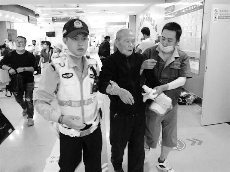 蘭州街頭最美的一次逆行！耄耋老人摔倒街頭 交警的哥合力救助3分鐘