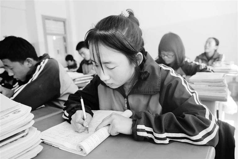 慶陽(yáng)環(huán)縣這名小姑娘，柔弱肩膀撐起一個(gè)大家庭