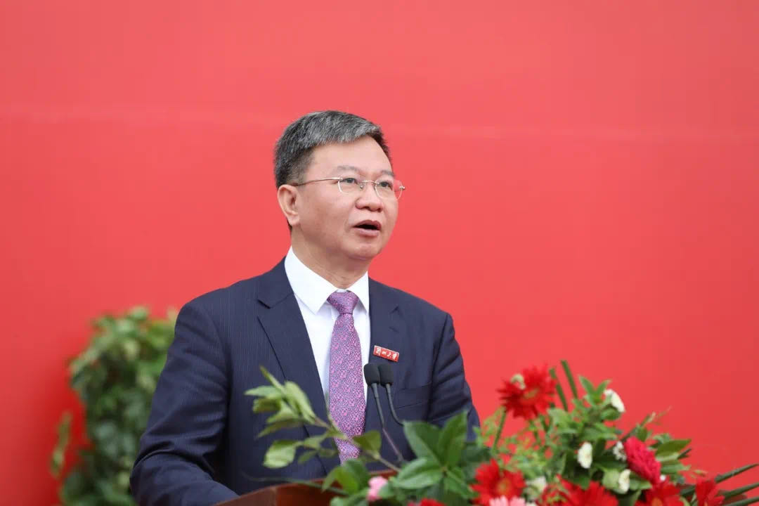 蘭州大學(xué)校長嚴(yán)純?nèi)A寄語2020屆本科畢業(yè)生：做敢擔(dān)當(dāng)、能擔(dān)當(dāng)、有擔(dān)當(dāng)?shù)娜?>
        </a><em>蘭州大學(xué)校長嚴(yán)純?nèi)A寄語2020屆本科畢業(yè)生：做敢擔(dān)當(dāng)、能擔(dān)當(dāng)、有擔(dān)當(dāng)?shù)娜?/em></li>
    <li><a  target=