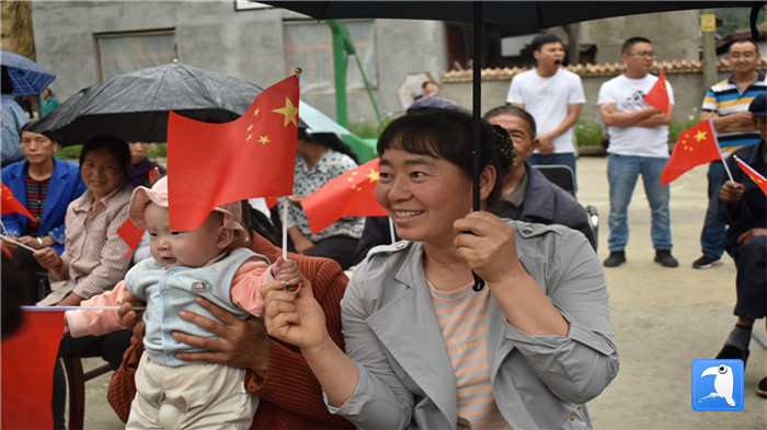隴南市紀(jì)委監(jiān)委黨員干部與宕昌縣官亭鎮(zhèn)杜家村群眾一起慶祝黨的生日。_副本.jpg