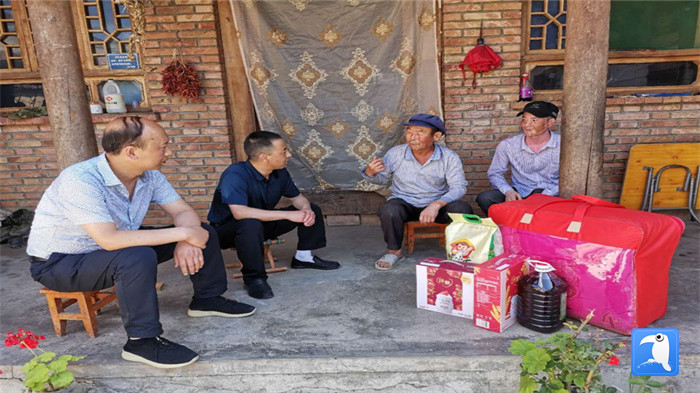 在建黨99周年來(lái)臨之際，隴南市禮縣紀(jì)委監(jiān)委在中壩鎮(zhèn)、三峪鄉(xiāng)開(kāi)展“七一”慰問(wèn)老黨員、困難黨員活動(dòng)，為他們送去組織的關(guān)懷和節(jié)日的問(wèn)候。_副本.jpg