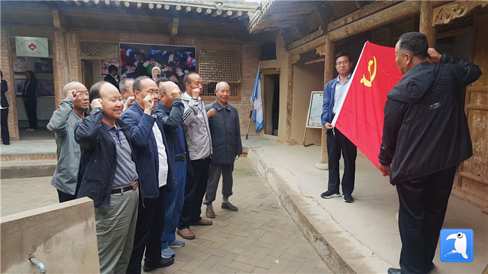 7月1日，臨夏州紀(jì)委監(jiān)委機(jī)關(guān)黨總支組織退休黨支部部分黨員前往東鄉(xiāng)縣布楞溝村史館，開(kāi)展主題黨日活動(dòng)。_副本.jpg