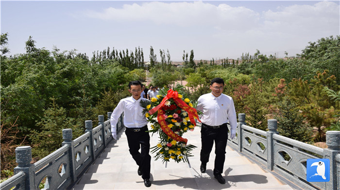 七一”前夕，白銀市紀(jì)委監(jiān)委機(jī)關(guān)黨委組織黨員來(lái)到紅軍西路軍景泰烈士陵園開(kāi)展主題黨日活動(dòng)。 朱鵬拍攝_副本.jpg