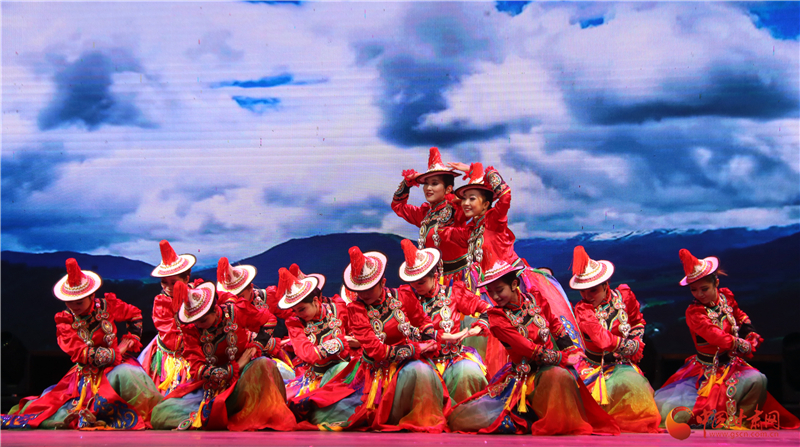 “石榴杯”甘肅省民族團結進步創(chuàng)建“一廊一區(qū)一帶”行動文藝巡演走進嘉峪關市（圖）