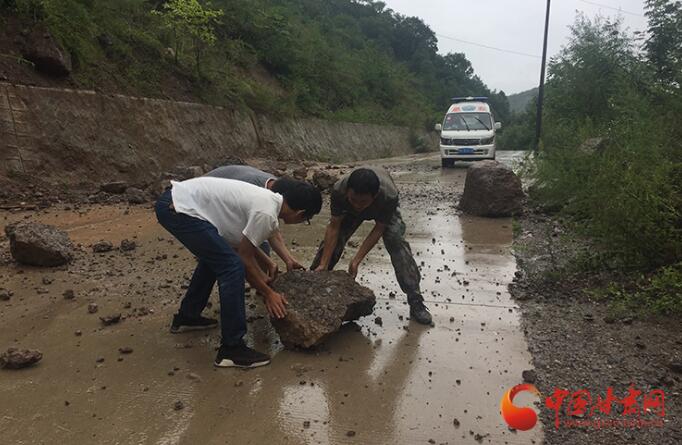 康縣長(zhǎng)壩鎮(zhèn)：鏟車、120合力“逆行”救援群眾  