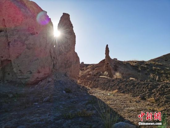 山丹境內(nèi)的長城是由壕塹和山險為主的漢長城和黃土墻體為主的明長城兩部分組成。 翟繼宗 攝