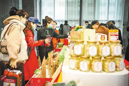 今天，在這里聽榆中的脫貧故事 ——榆中縣“脫貧攻堅宣傳周”發(fā)布活動暨脫貧攻堅主題成就展啟動側(cè)記