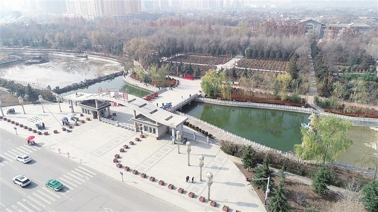 　初冬時節(jié)，臨夏市東郊公園里,楓樹、松柏、云杉等樹木色彩斑斕