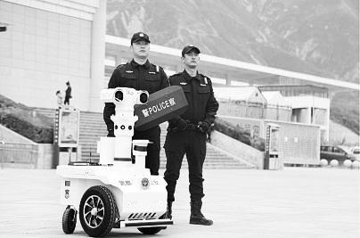 新奇！5G巡邏機(jī)器人亮相隴南武都街頭
