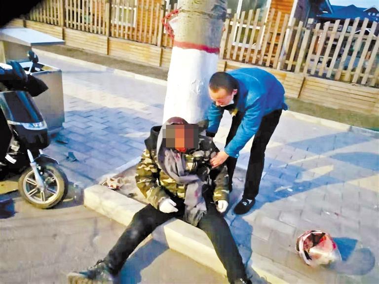蘭州：騎摩托車男子清晨撞傷 熱心“的哥”全力救助！