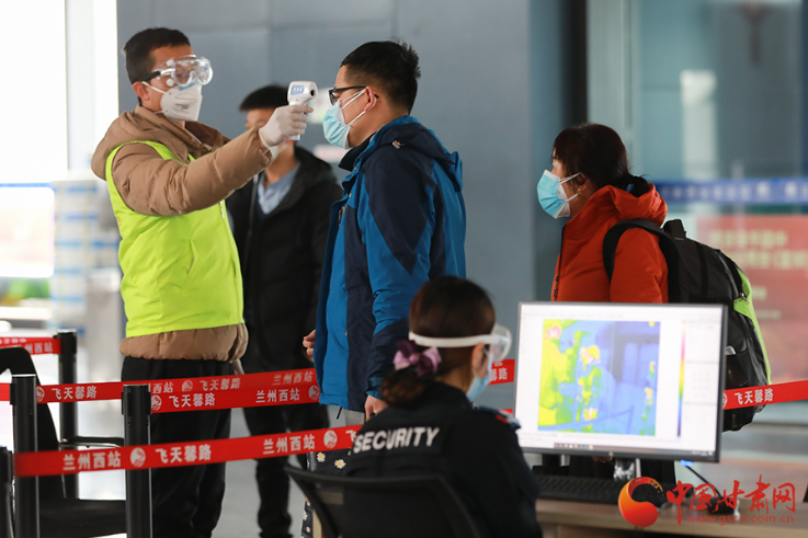 回家路上，請(qǐng)配合疫情防控要求 