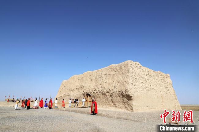 數(shù)十位身著古裝的女性通過(guò)體驗(yàn)賞漢舞、習(xí)漢禮、吟誦詩(shī)詞等中華傳統(tǒng)文化，再現(xiàn)古絲綢之路的繁華盛景?！⊥踺?攝