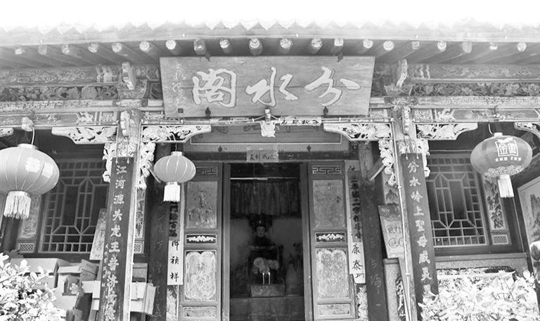 秦嶺鎮(zhèn)分水閣，一屋檐水分江河 這里可看水系奇觀，可賞連翹花海