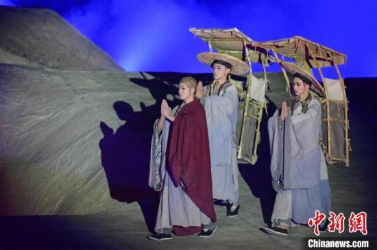 圖為演出現(xiàn)場，該劇獨創(chuàng)360度旋轉(zhuǎn)并前后移動觀眾席，顛覆傳統(tǒng)劇場舞臺表演模式?！⊥醣筱y 攝