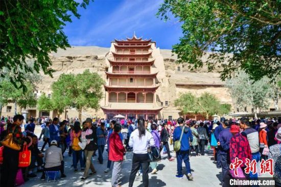 中國農(nóng)歷四月初八，敦煌民眾傳承歷史習(xí)俗，前往莫高窟燒香禮佛、祈福。(資料圖) 王斌銀 攝