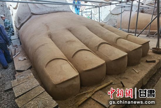 圖為中國(guó)“石窟鼻祖”天梯山石窟第13窟大佛足部與局部危巖體搶救性保護(hù)項(xiàng)目施工現(xiàn)場(chǎng)。陳曉斌 攝