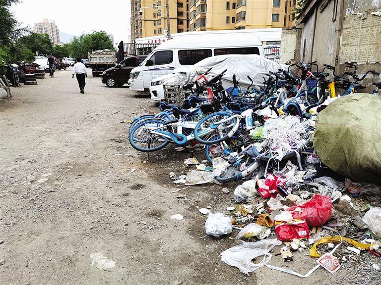 百米土路臟亂差，誰(shuí)來(lái)管？經(jīng)記者協(xié)調(diào)，社區(qū)組織志愿者進(jìn)行了清理