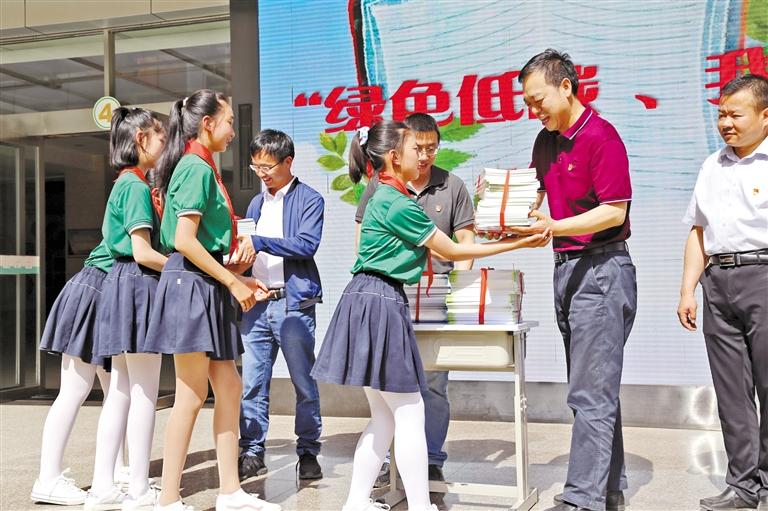 甘肅省生態(tài)環(huán)境廳開展送書進(jìn)?；顒?>
        </a><em>甘肅省生態(tài)環(huán)境廳開展送書進(jìn)?；顒?/em></li>
    <li><a  target=