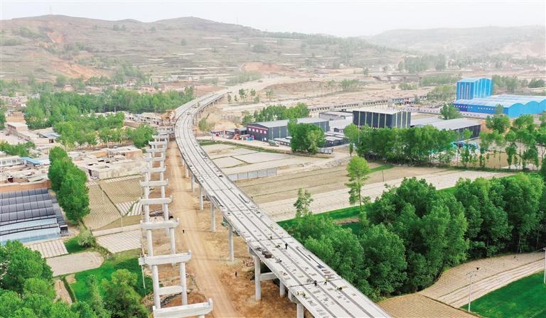 臨大高速公路高關(guān)村大橋建設進展順利