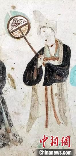 “一把小扇在手，笑對仲夏酷暑?！眻D為莫高窟第468窟《執(zhí)團扇女供養(yǎng)人》(中唐)?！《鼗脱芯吭汗﹫D