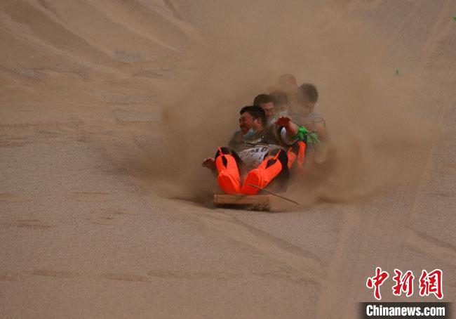6月13日，敦煌鳴沙山月牙泉景區(qū)舉辦滑沙比賽?！●T豆 攝