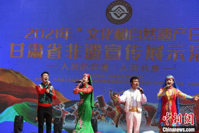 圖為甘肅臨夏回族自治州非遺傳承人演唱花兒?！钇G敏 攝