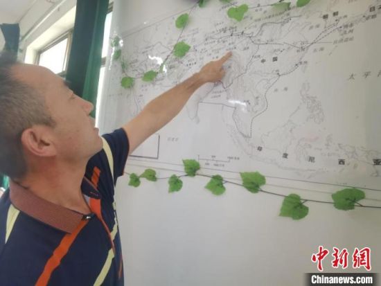 圖為甘肅省社會(huì)科學(xué)院絲綢之路研究所所長侯宗輝指出《絲綢之路古文明》課題組考察線路?！￠Z姣 攝