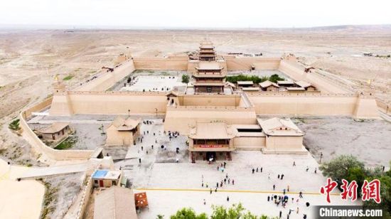 圖為7月中旬，世界文化遺產——嘉峪關，它是中國明代萬里長城的西端起點。　高展　攝