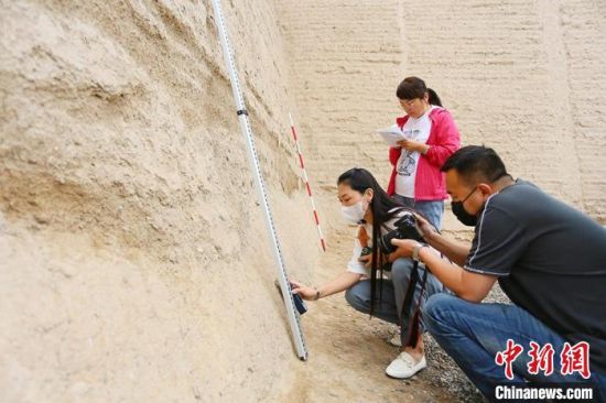 科技保護讓長城價值的真實性和完整性得到有效延續(xù)和傳承。圖為文物工作者正在測量關城的相關數據?！「哒?攝