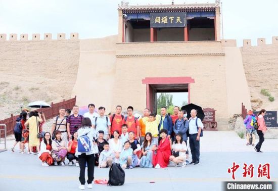 歷經數十載保護修繕的古老關城得以延年益壽，成為了海內外游客“絲路游”的必經打卡地?！「哒?攝