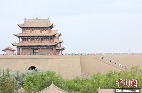 歷經(jīng)數(shù)十載保護(hù)修繕的古老關(guān)城得以延年益壽，成為了海內(nèi)外游客“絲路游”的必經(jīng)打卡地。　高展 攝