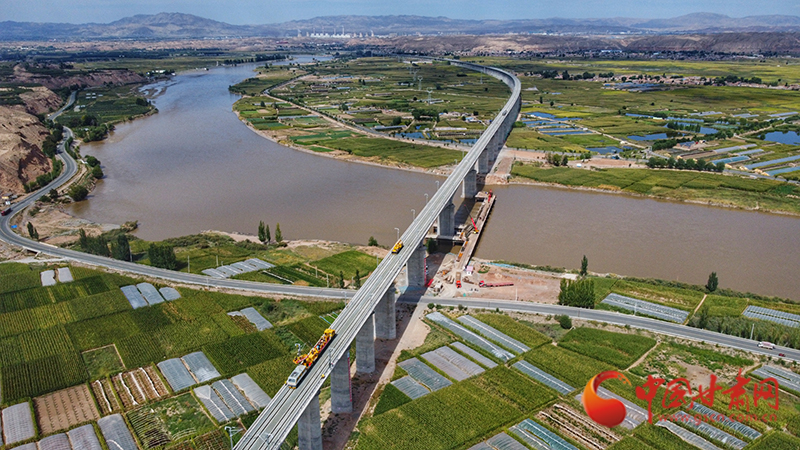 【隴拍客】直擊現(xiàn)場！看中蘭鐵路首條接觸網(wǎng)導(dǎo)線如何架設(shè)