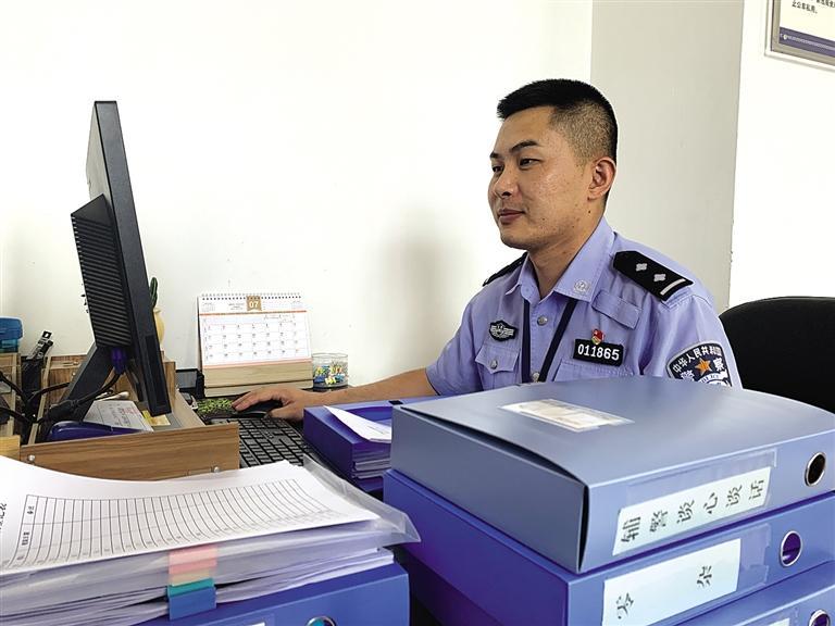 “身為黨員，就應(yīng)該第一個(gè)往前沖”