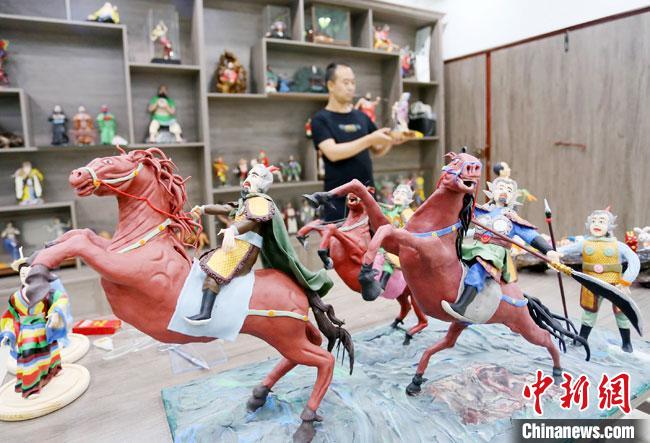 安秋平是成州面塑第五代傳承人，也是當(dāng)?shù)匚ㄒ粓?jiān)守面塑制作的人?！「哒?攝