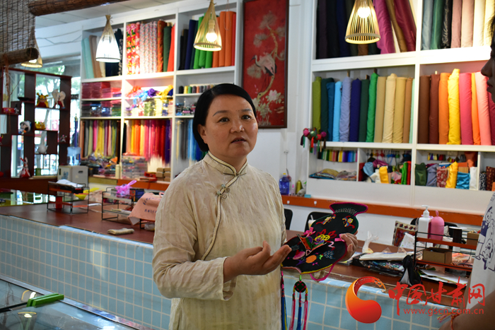 【蘭大新聞學子重走西北角】香包傳承人劉蘭芳：飛針走線，傳承匠心 