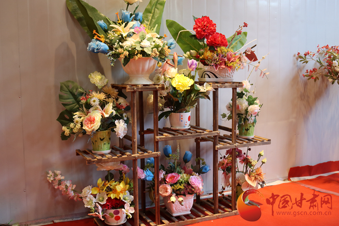 【蘭大新聞學子重走西北角】扶貧紅花映彩霞——記巧手巾幗脫貧領路人岳彩霞