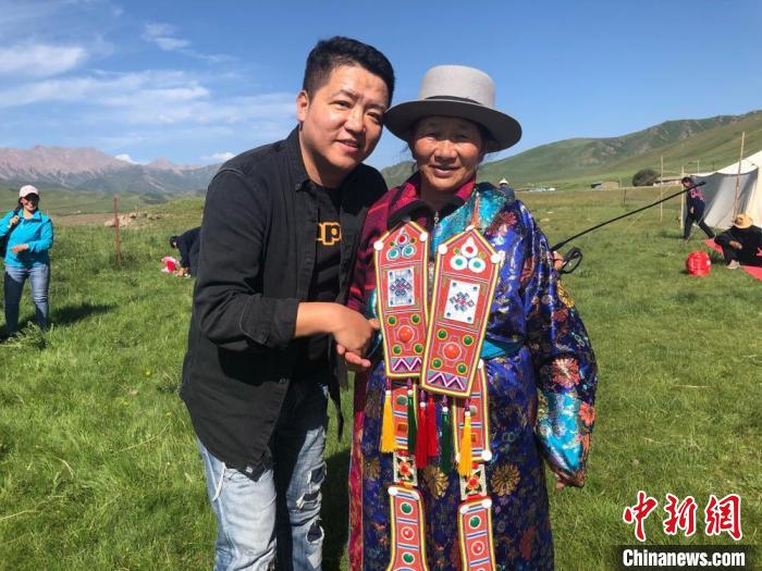 圖為拍攝紀(jì)錄片《西茂的婚禮》期間，張輝剛(左)與裕固族老人合影留念。(資料圖) 張輝剛供圖